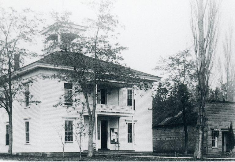 La primera corte del condado de Lassen, construida en 1867, alrededor de 1907